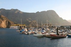 Boote im Hafen und die Fähre von Fred Olsen Lines, die mehrmals täglich nach Teneriffa übersetzt