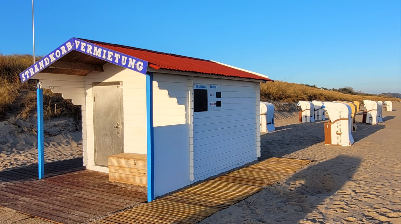 Strandkorb, Fischbrötchen, Abendlicht: Warum einfache Dinge im Urlaub reichen