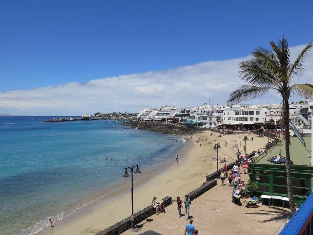 Strand im Ort Playa Blanca / Copyright © Marion Hagedorn/Interdomizil 