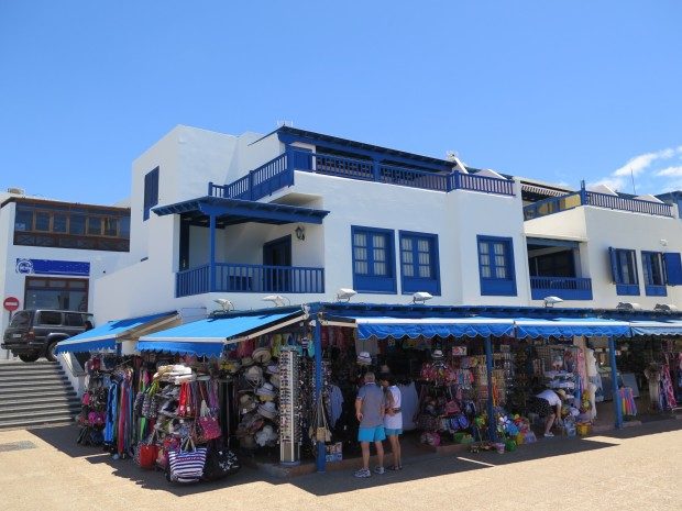 Geschäft an der Strandpromenade von Playa Blanca, Lanzarote / Copyright © Marion Hagedorn/Interdomizil 