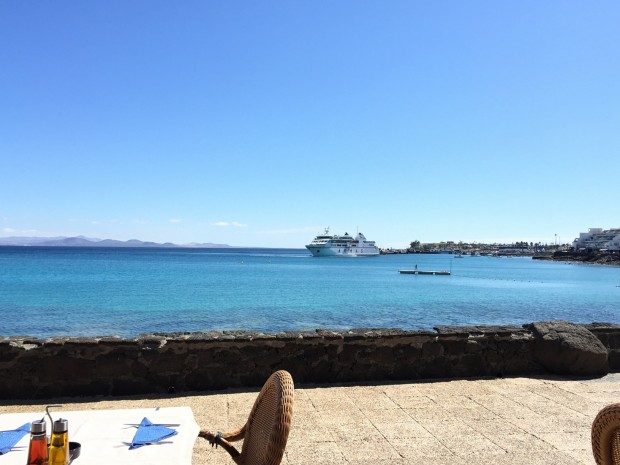 Blick aus einem Restaurant an der Strandpromenade von Playa Blanca, Lanzarote / Copyright © Marion Hagedorn/Interdomizil 