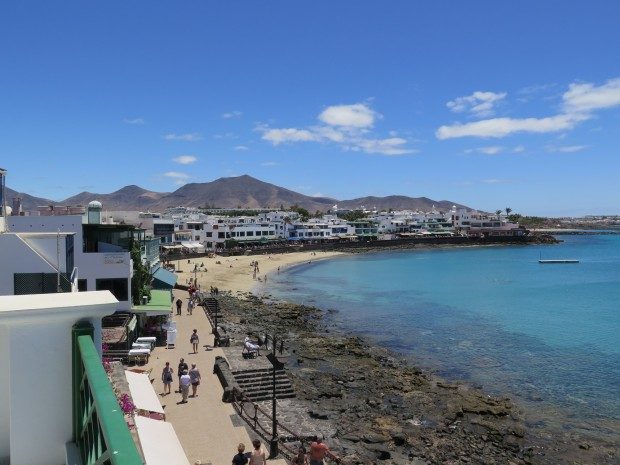 Blick von der Terrasse einer Ferienwohnung auf die Promenade von Playa Blanca / Copyright © Marion Hagedorn/Interdomizil 