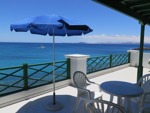 Toller Ausblick von der Terrasse einer Ferienwohnung direkt an der Promenade von Playa Blanca / Copyright © Marion Hagedorn/Interdomizil 