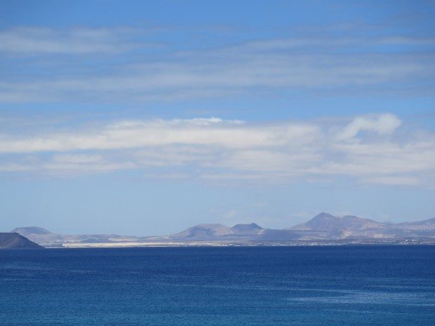 Ausblick von Playa Blanca aus auf die Nachbarinsel Fuerteventura Strand im Ort Playa Blanca / Copyright © Marion Hagedorn/Interdomizil 