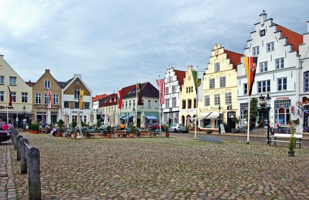 Als wäre man in den Niederlanden: Marktplatz in Friedrichstadt - © Doris Rennekamp / pixelio.de (rkn)