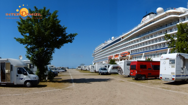 Parken bei den Großen - Wohnmobile auf der Mittelmole mit Blick auf benachbarte Kreuzfahrtschiffe - Foto: InterDomizil GmbH