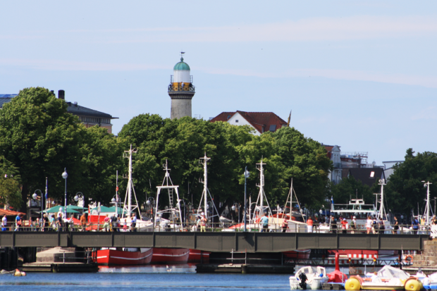 Warnemünder Stromerwachen, Dreh- und Angelpunkt - die Warnemünder Bahnhofsbrücke(© InterDomizil GmbH)