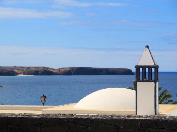 Ausblick aus einer Villa in der Nähe des Yachthafens Marina Rubicon auf die Südostküste und einen der Papageien-Strände / Copyright © Marion Hagedorn/InterDomizil