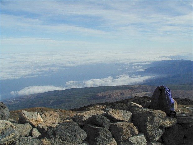 Blick vom Teide auf das Orotava Tal, über dem eine Wolkenschicht liegt / Copyright © Marion Hagedorn/Interdomizil