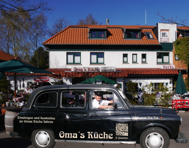 Taxi vor Restaurant Omas Küche auf Rügen