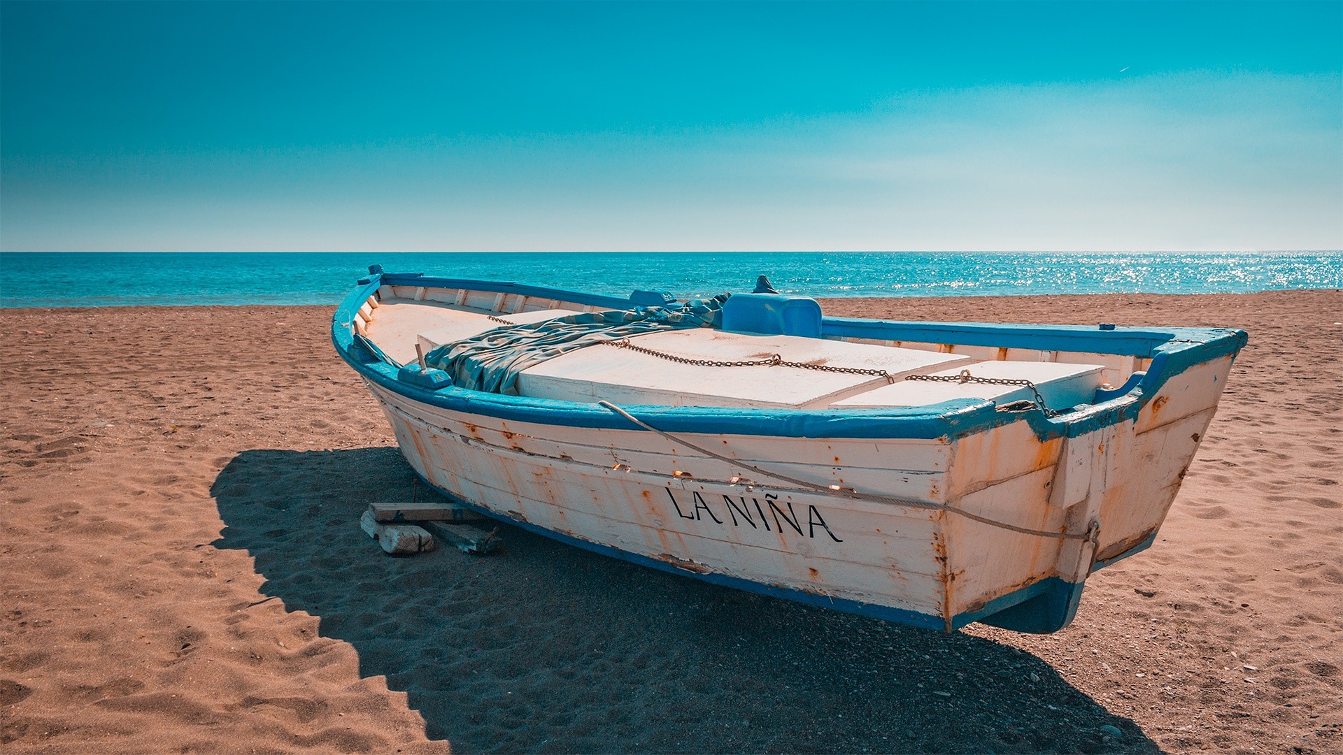 Boot am Strand in Andalusien