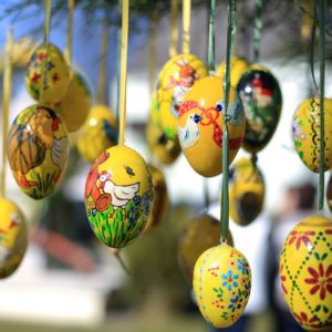 Bunt bemalte Eier stimmen auf Ostern ein // Bild: Pixabay (CC0)