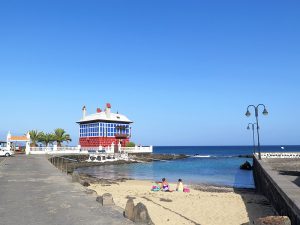 Casa Juanita (das "Blaue Haus") mit kleinem Strand - Foto: Marion Hagedorn