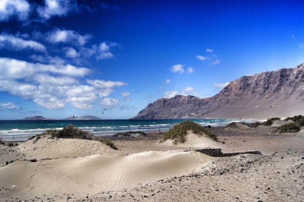 Urlaub im Winter auf den Kanaren - Famara-Strand auf Lanzarote // Bild: Pixabay (CC0)