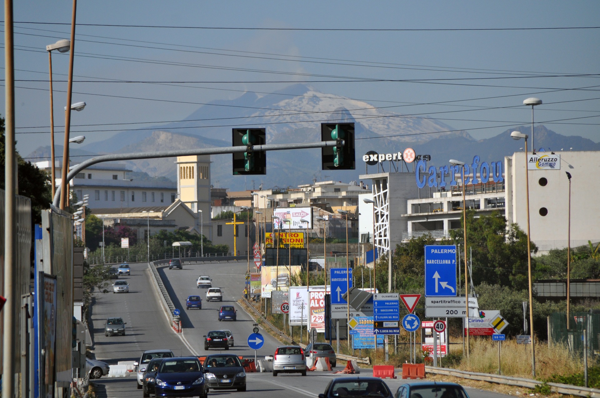 Die Stadt Milazzo mit Ätna im Hintergrund