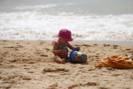 Mit dem Kind am Strand