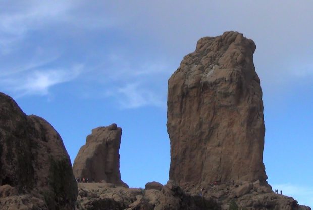 "Roque Nublo" und links daneben der „Roque Rana“ (Froschfelsen) - Copyright © Marion Hagedorn/InterDomizil