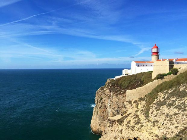 Portugal, Sagres - Steillüste mit Leuchtturm - Foto: Pixabay,. CC0