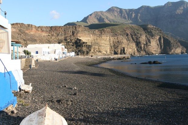 Kiesstrand im Hafen von Puerto de las Nieves - © Marion Hagedorn