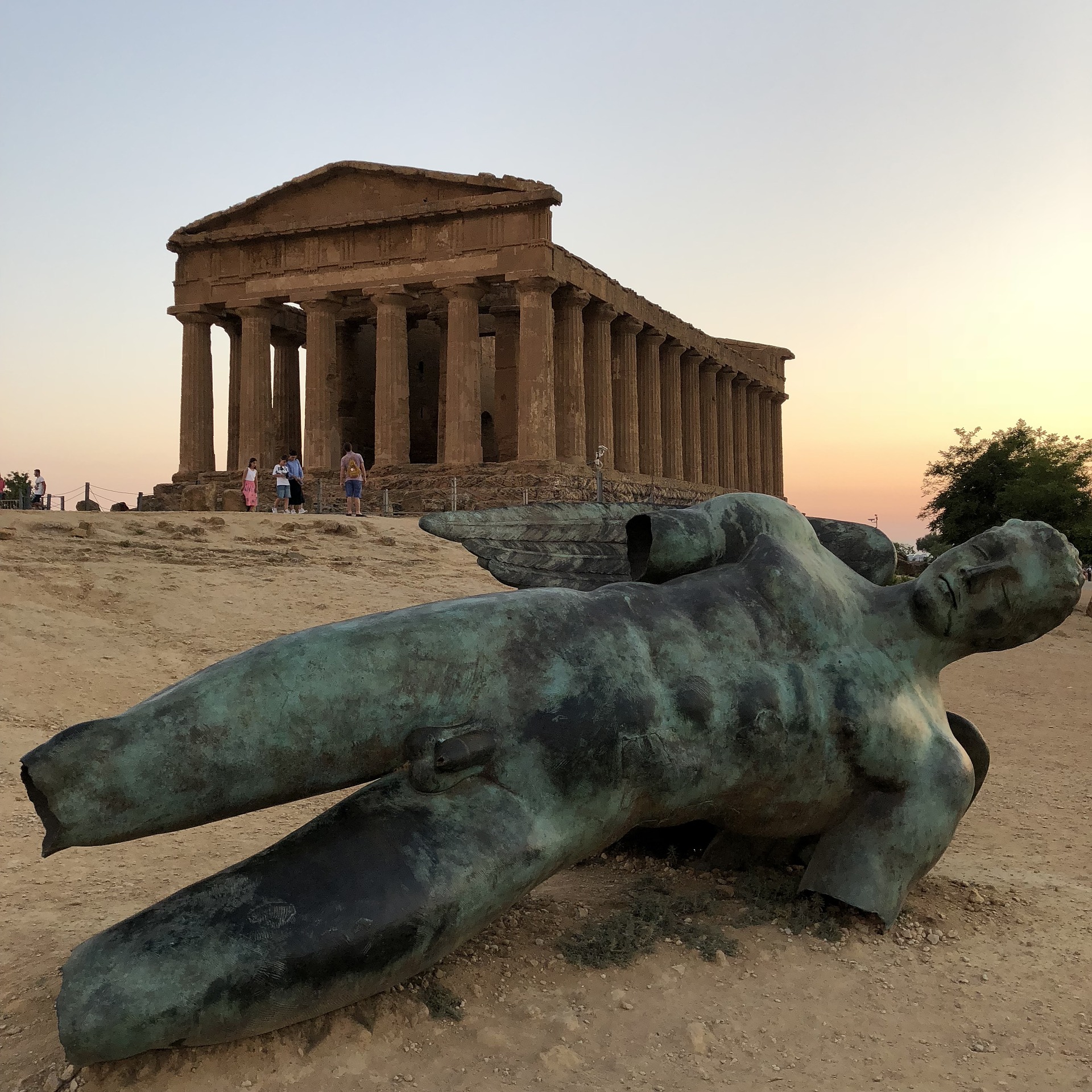 Bronzeskulptur „Sturz des Ikarus“ im Tal des Tempel