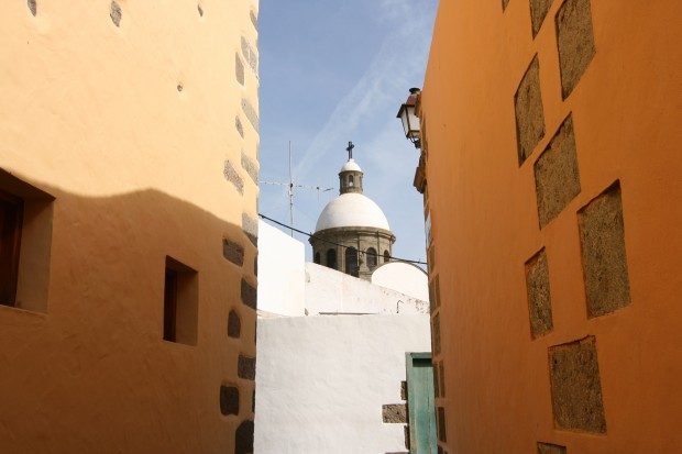 Gasse mit Blick auf die Kuppel der Pfarrkirche / Copyright © Marion Hagedorn/InterDomizil