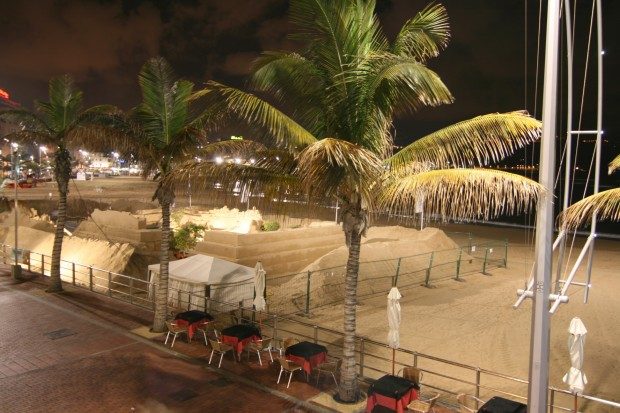 Beleuchtete Strandpromenade am Abend mit Sandfigurenausstellung zur Weihnachtszeit / Copyright © Marion Hagedorn/Interdomizil