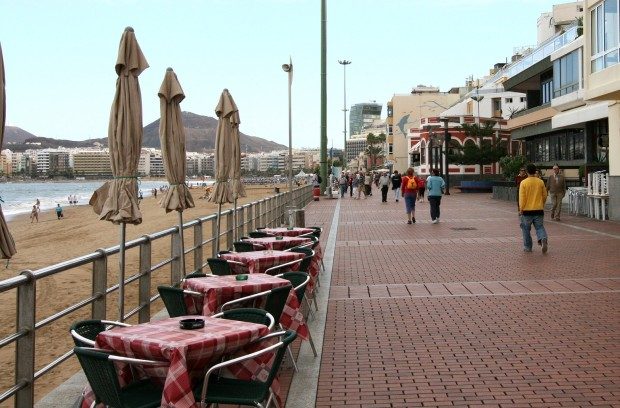 Lange Strandpromenade zum Gehen oder Verweilen in kleinen Restaurants / Copyright © Marion Hagedorn/Interdomizil